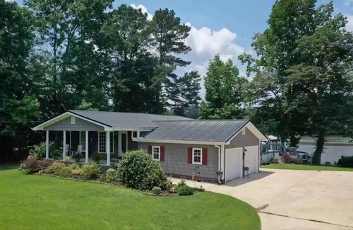 Rainbow City House | Lake Life! 4 BR Waterfront Home on Neely Henry
