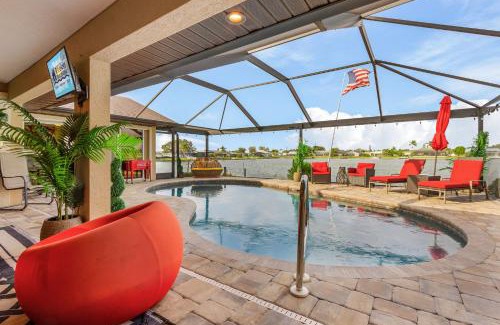 Fort Myers House | LAKE LIVING! BREATHTAKING VIEW! - Kayaks and Heated Pool - Villa Lake Life - Roelens