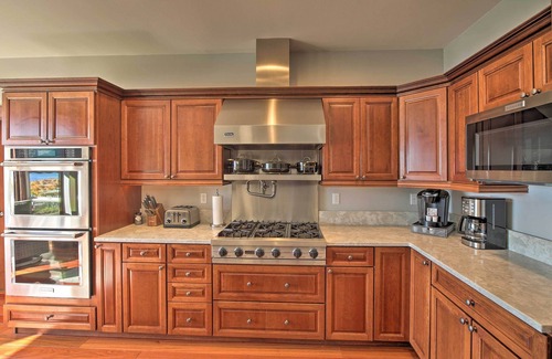 Eatonville House | Lake Lovers Oasis: Hot Tub & Mt Rainier View!