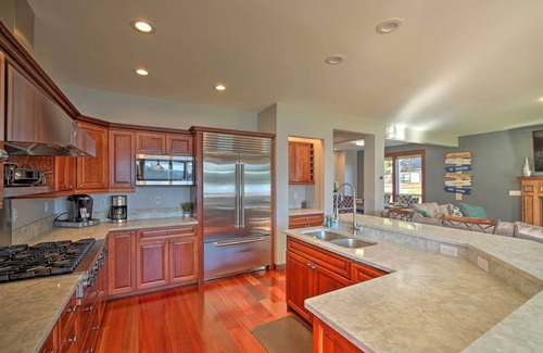 Eatonville House | Lake Lovers Oasis: Hot Tub & Mt Rainier View!