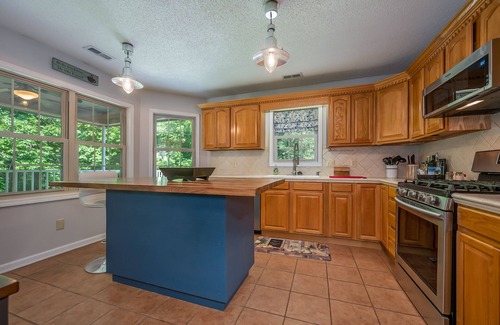 Lake Lure House | Lake Lure Home Wrap Porch Rec Room - Apple Valley + Rumbling Bald Amenities