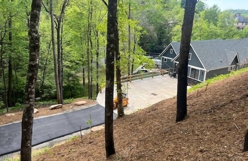 Lake Lure House | Lake Lure Luxury Rental: 5 Bedrooms, 4.5 baths, sleeps 14, on lake w/game room
