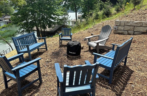 Lake Lure House | Lake Lure Luxury Rental: 5 Bedrooms, 4.5 baths, sleeps 14, on lake w/game room