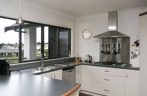 Motuoapa Cottage | Lake Magic - Motuoapa Holiday Home