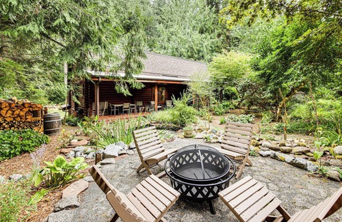 Duvall Cabin | Lake Margaret Access: Boho Log Cabin w/Backyard