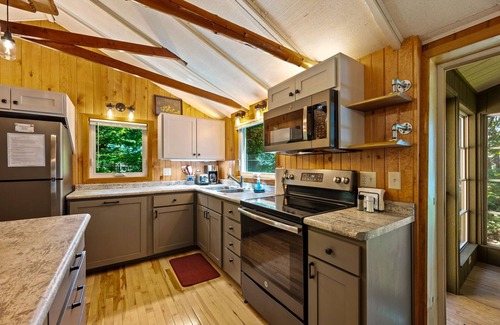Baileys Harbor Cottage | Lake Michigan Beachfront