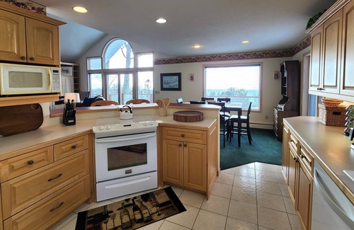 Good Hart House | Lake Michigan views! New 2023 - bedroom A/C split systems!