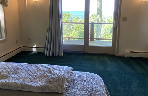Good Hart House | Lake Michigan views! New 2023 - bedroom A/C split systems!