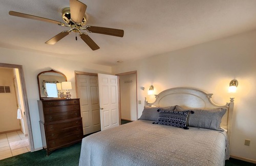 Good Hart House | Lake Michigan views! New 2023 - bedroom A/C split systems!