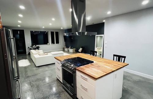 Nelson House | Lake & Mountain View Modern house, 25km to SkiHill, 2km to lake, 3km to downtown