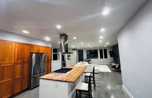 Nelson House | Lake & Mountain View Modern house, 25km to SkiHill, 2km to lake, 3km to downtown