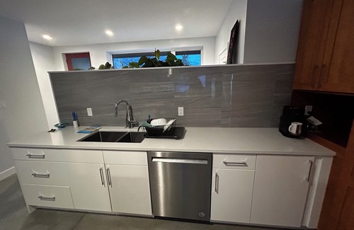 Nelson House | Lake & Mountain View Modern house, 25km to SkiHill, 2km to lake, 3km to downtown