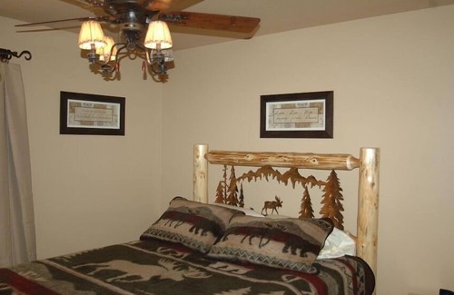 Topton Cabin | Lake Nantahala smokey mountain Lakeside Lodge in Gated Community. Pontoon boat