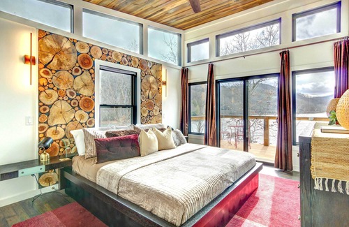 Topton Villa | Lake Nantahala Villa w/ Lookout Deck + Dock!