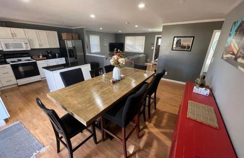 Mayhew House | Lake Norman Experiences Waterfront Cottage with Boat Rental and Private Bar