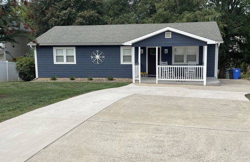 Mayhew Cottage | Lake Norman Waterfront 3BR Cottage w/Boat Rental & Private Dock