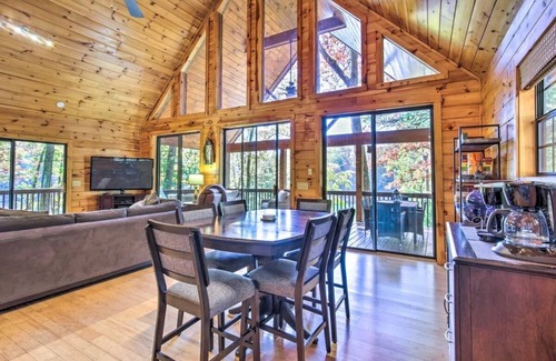 Blairsville Cabin | Lake Nottely Lakefront Log Cabin! *Hot Tub* Dock*Fire Pit*