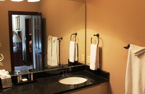 Lake Oconee Villa | Lake Oconee - 1 Bedroom/1 Bath Large Suite inside Cuscowilla