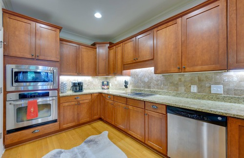 Lake Oconee House | Lake Oconee Abode w/Patio, Grill & Fire Pit Table