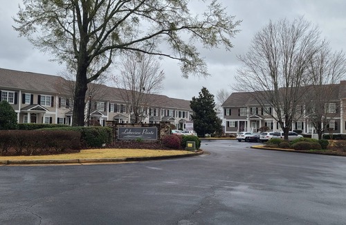 Lake Oconee Condo | Lake Oconee condo - Lakefront, sleeps 12! Shared sandy beach and swimming area