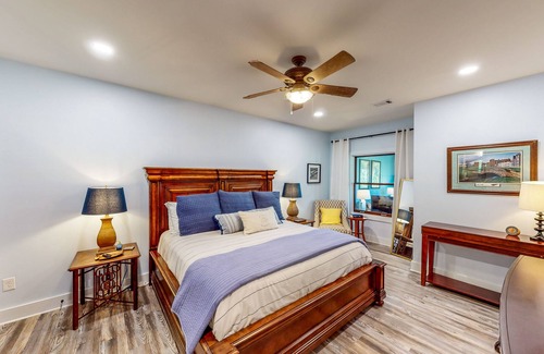 Lake Oconee Villa | Lake Oconee multi-group villa with four separate condos, fairway views, & AC