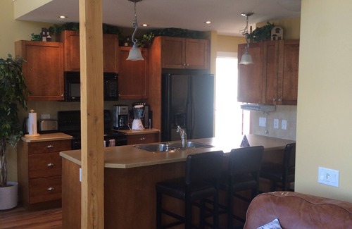 Central Okanagan Cottage | Lake Okanagan! 3 Bedroom Cottage With Beach, Pools and Great Resort Amenities