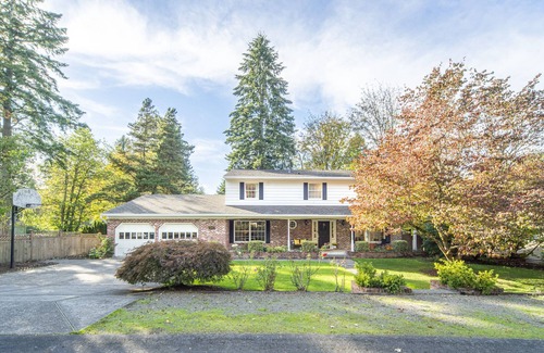 Lake Grove House | Lake Oswego Home for the Summer ! Central to Restaurants and All PDX Offerings