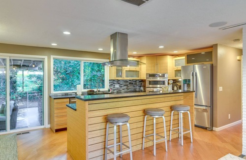Palisades House | Lake Oswego Home w/Covered Patio: Near Portland!
