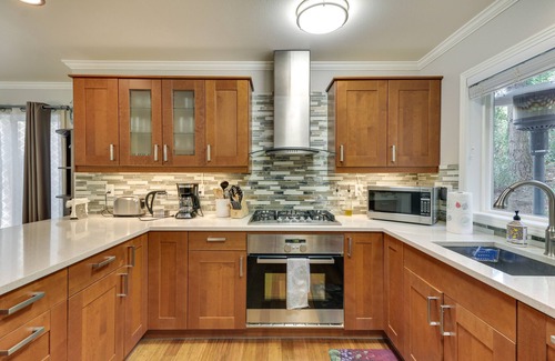 Mount Park House | Lake Oswego Home w/Deck 9 Mi to Downtown Portland
