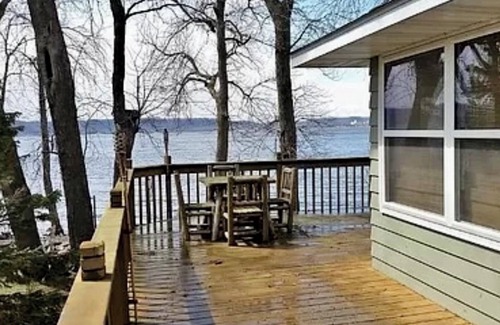 Pepin House | Lake Pepin lakehouse on Private Beach: Dock, Kayaks, Paddleboards.& Peddle Boat…