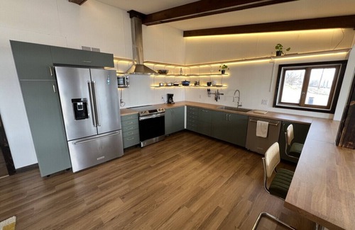 Pepin House | Lake Pepin Marina Bungalow - River Views, Hot Tub!