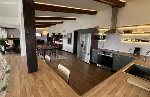 Pepin House | Lake Pepin Marina Bungalow - River Views, Hot Tub!