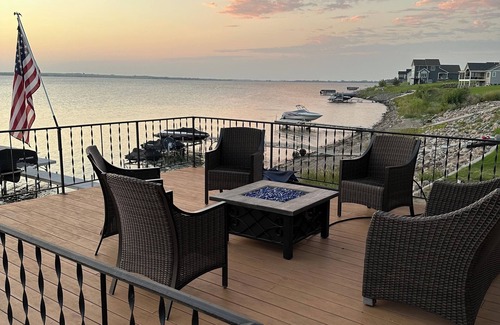 Estelline House | Lake Poinsett waterfront home with beautiful sunset views