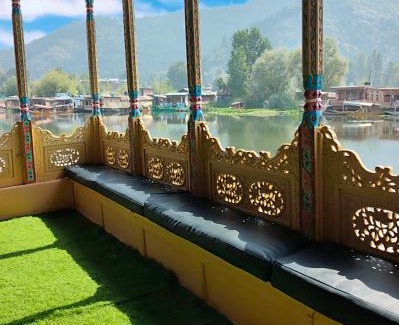 Dal Lake Boat Rental | Lake Raj mahal
