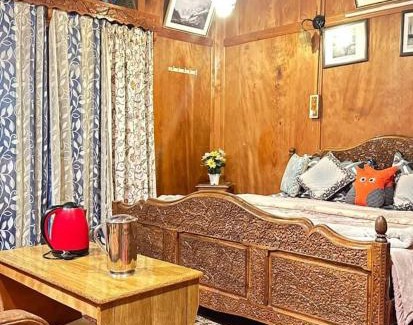 Dal Lake Boat Rental | Lake Raj mahal