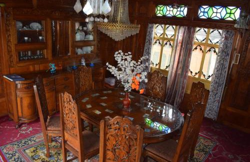 Dal Lake Boat Rental | Lake Raj mahal