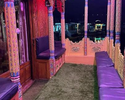 Dal Lake Boat Rental | Lake Raj mahal