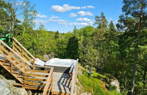 Ingaro Villa | Lake retreat for 11 - enjoy jacuzzi & nature