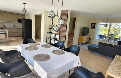 Ingaro Villa | Lake retreat for 11 - enjoy jacuzzi & nature