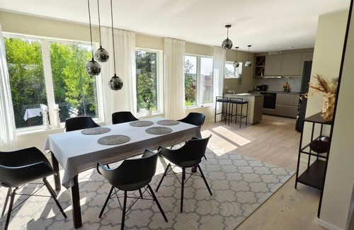 Ingaro Villa | Lake retreat for 11 - enjoy jacuzzi & nature