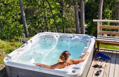 Ingaro Villa | Lake retreat for 11 - enjoy jacuzzi & nature