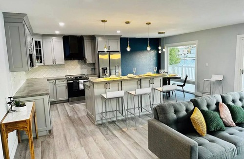 Discovery Bay House | Lake Retreat House in Discovery Bay