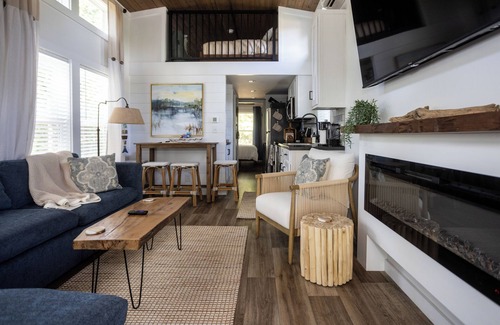 Anderson House | Lake Retreat- Mins to CU- Kayaks, Fire Pit, Dock