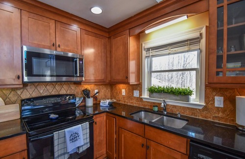 Dawsonville House | Lake Retreat - near wineries, shopping & hiking. Pet friendly. Game room!