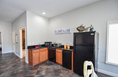 Dawsonville House | Lake Retreat - near wineries, shopping & hiking. Pet friendly. Game room!