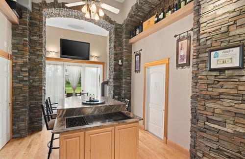 Evans House | Lake Roosevelt Suites - The Eagles Nest