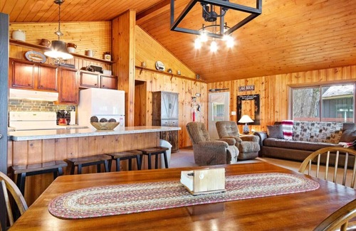 Nekoosa House | Lake Sherwood Waterfront Cabin