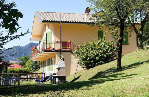 Idro Apartment | Lake shore with garden