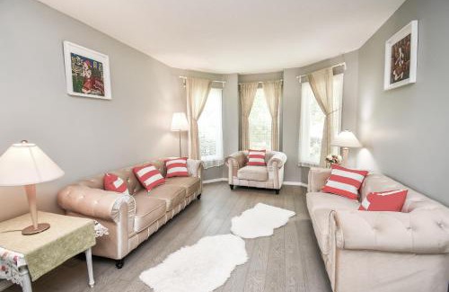 Alcona House | Lake Simcoe 4 Bedroom Family Home Ideal Toronto Area Retreat