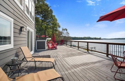 Annandale House | Lake Sylvia Cabin - Stunning Waterfront Views